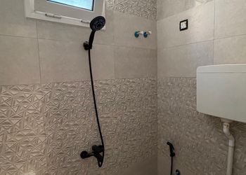 غرفة بأثاث مريح وبسيط