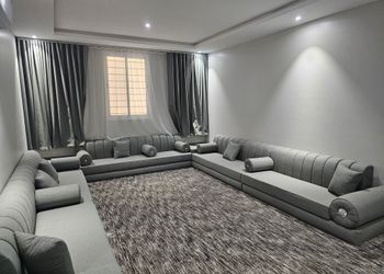 شاليه بمسطح اخضر ومسبح 