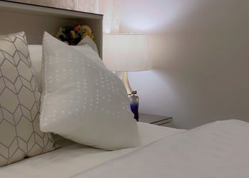 غرفة بسرير مريح وأثاث بسيط