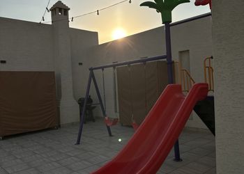 شاليه بصالة جلوس وجلسة خارجية