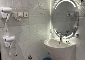 استديو بأثاث مريح وبسيط