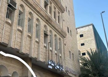 استديو بأثاث مريح وبسيط 