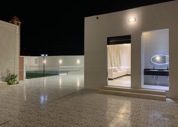 شاليه بصالة جلوس ومسبح خارجي