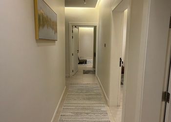 شقة بصالة انيقة وثلاث غرف نوم