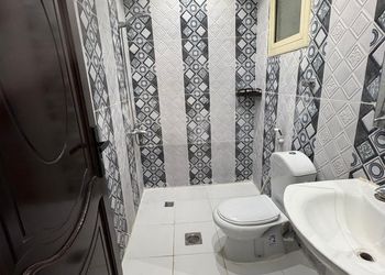 شقة بصالة وثلاث غرف نوم