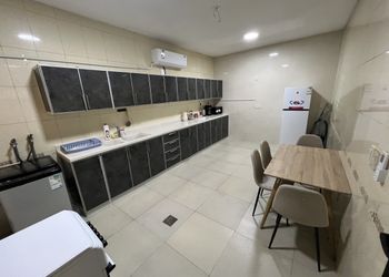 شقة انيقة بصالة وثلاث غرف نوم 