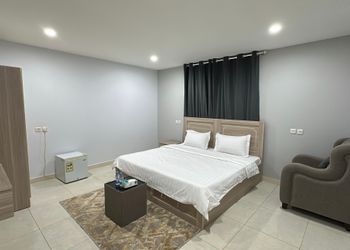 استديو بأثاث مريح وبسيط 