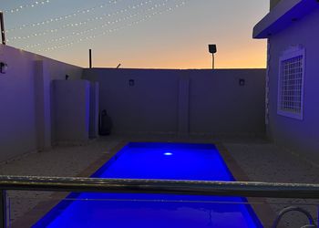 استراحة بجلسة خارجية ملعب كرة طائرة