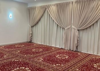 استراحة بألعاب أطفال وملعب كرة 