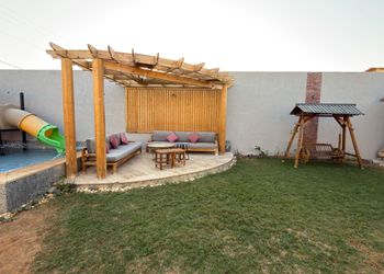 شاليه بمسبح العاب مائية و مسطح اخضر