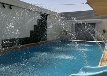 استراحة بمسطح اخضر وجلسه خارجيه