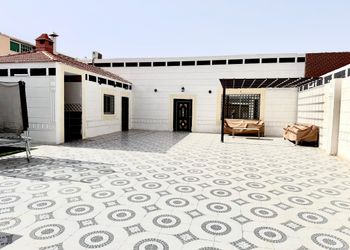 شاليه بمسطح اخضر ومسبح 