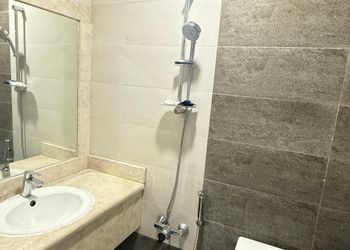 شقة بصالة جلوس وغرفتين نوم 