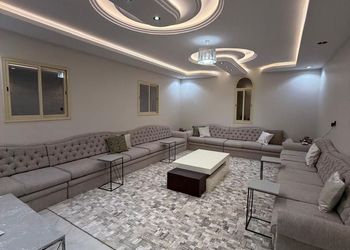 شقة بصالة أنيقة وثلاث غرف نوم 