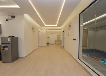 شاليه بمسطح اخضر وجلسة خارجية 
