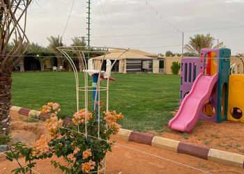 مزرعة بمسطح اخضر وبيت شعر
