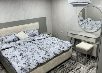 استراحة بجلسات خارجية ومسطح اخضر
