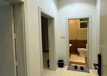 استديو بأثاث مريح وبسيط 