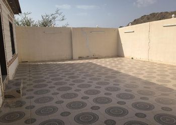 استراحة بصالة جلوس وفناء خارجي