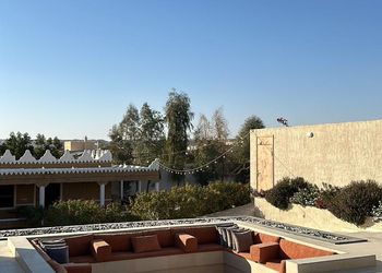استراحة بمسطحات خضراء وملاعب