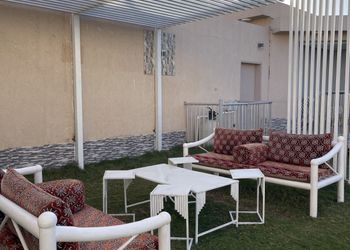 شاليه بجلسة تطل على مسبح خارجي 