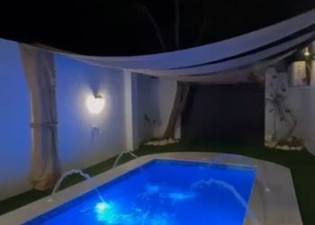 شاليه بجلسة خارجية وغرفة نوم 