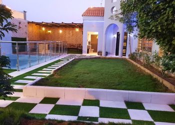 شاليه بمسبح خارجي وجلسة خارجية