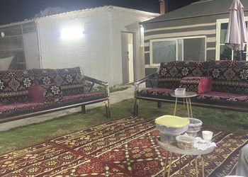 استراحة بجلسة خارجية ومسطح اخضر