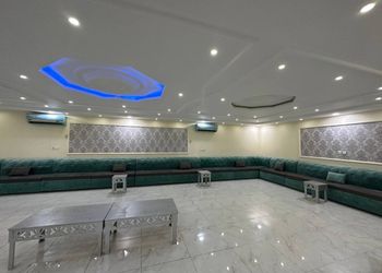 شاليه بملعب كرة طائرة ومسبح.
