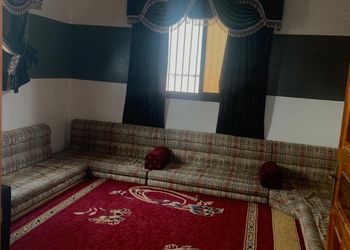 شقة بصالة ومجلس وغرفتين نوم 