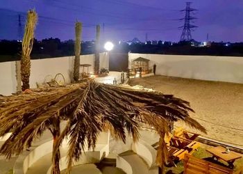 استراحة بجلسة خارجية واسطبل خيل
