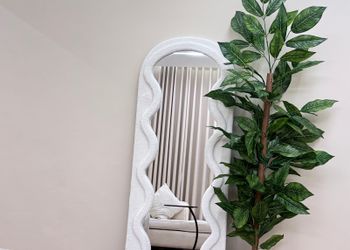 شقة بصالة أنيقة ودخول ذاتي