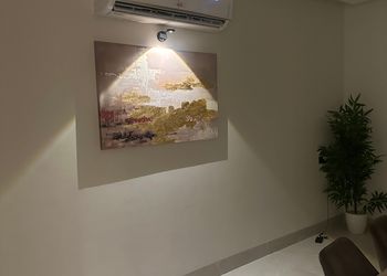 شقة بصالة وثلاث غرف نوم