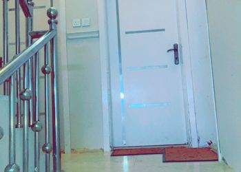 استديو بأثاث مريح وبسيط 