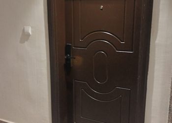 شقة بصالة وثلاث غرف نوم