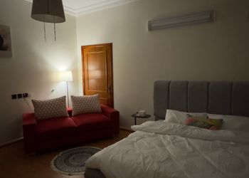 شقة بغرفة نوم وتصميم هادئ 