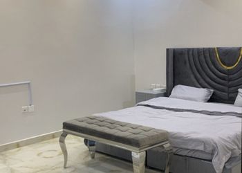 شاليه بمسطح اخضر وجلسة خارجية 