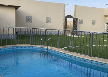 شاليه بجلسة تطل على مسبح خارجي 