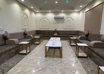 شاليه بمجلس ومسطح اخضر 