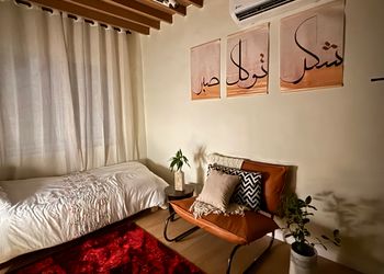 غرفة بسرير مفرد ودخول ذاتي 