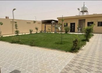 شاليه بجلسة خارجية ومسطح اخضر