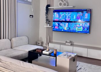 استديو انيق بسرير ماستر وجلسة جانبية 