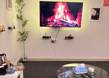 استديو بأثاث مريح وبسيط 