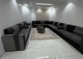 شقة بصالة وثلاث غرف نوم