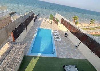 شاليه مطل على البحر و 4 غرف نوم