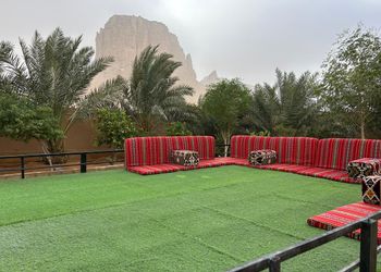 استراحة بخيمة وجلسات بإطلالات
