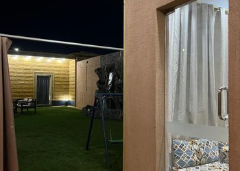 شاليه بجلسة تطل على مسبح خارجي 