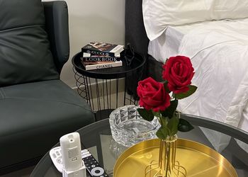استديو بأثاث مريح وبسيط 