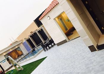 شاليه بمسبح ومسطحات خضراء