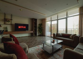 شقة غرفتين و سينما و جاكوزي ببرج
